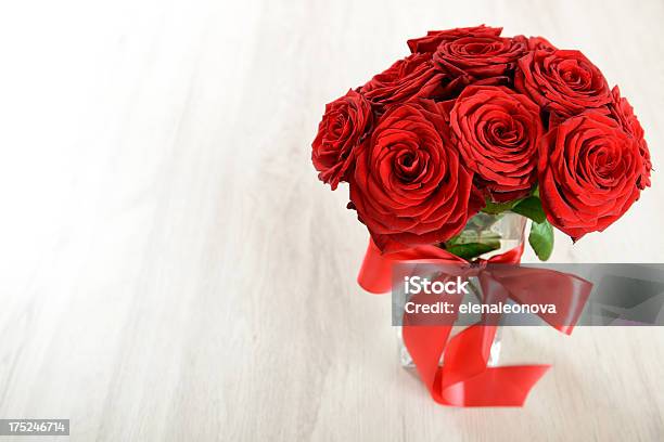 Bukiet Czerwonych Róż - zdjęcia stockowe i więcej obrazów Czerwony - Czerwony, Kwiat - Roślina, Wazon