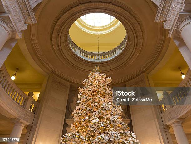 Linda Árvore De Natal Dourada San Francisco - Fotografias de stock e mais imagens de Amarelo - Amarelo, Arquitetura, Autoridade