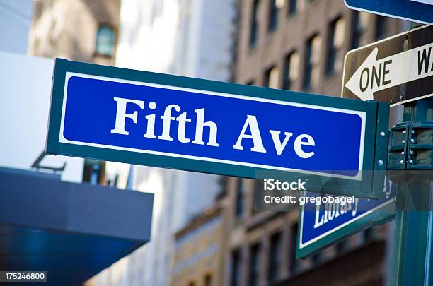 Fifth Avenue Señal Fuera Biblioteca Pública De Nueva York En Manhattan Foto de stock y más banco de imágenes de Aire libre