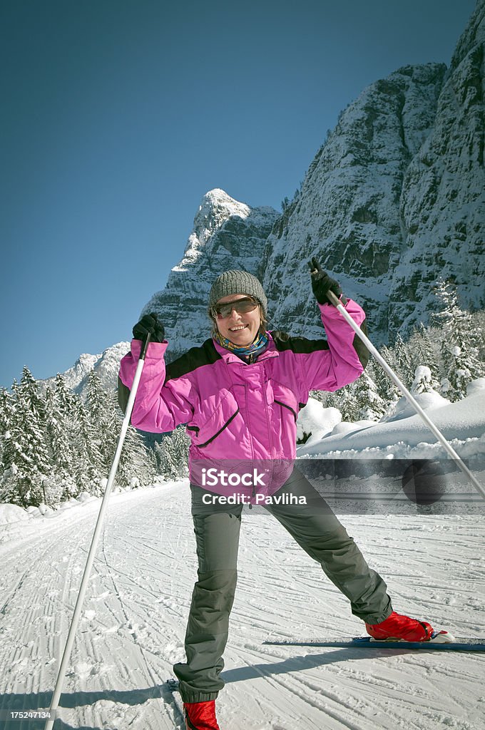 Cross-country feliz mulher esquiador dos Alpes Europeus - Royalty-free Adulto Foto de stock