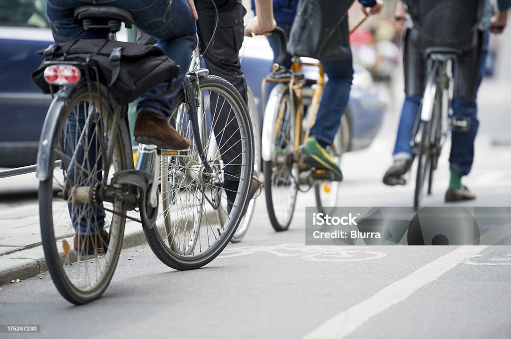 Trabalhadores na bicicleta na cidade. - Royalty-free Ciclismo Foto de stock