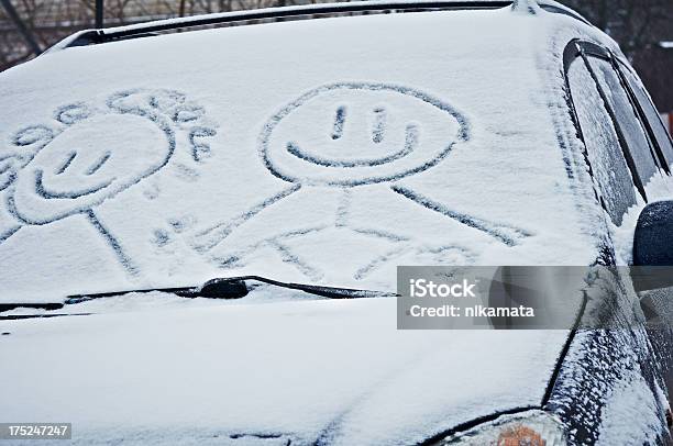 Schneebedeckte Auto Windschutzscheibe Mit Einem Lächeln In Den Schnee Geschrieben Stockfoto und mehr Bilder von Auto