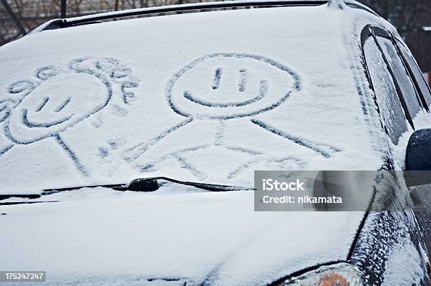 雪で覆われたウィンドスクリーン付きのお車による笑顔の雪 - 自動車のストックフォトや画像を多数ご用意 - 自動車, 雪, メッセージ