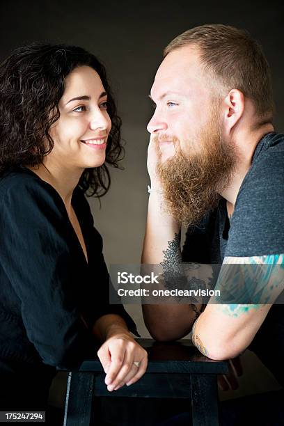 Foto De Una Pareja Foto de stock y más banco de imágenes de 30-39 años - 30-39 años, Adornos corporales, Adulto