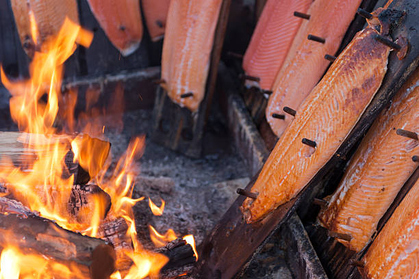 nativo americano salmón cocina a la vista (tamaño de imagen xxxl) - grilled broiling outdoors horizontal fotografías e imágenes de stock