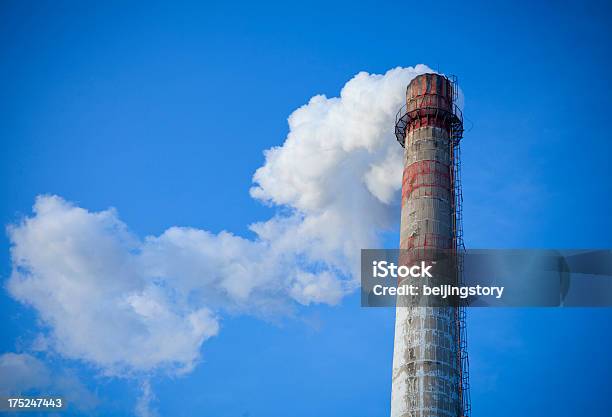 Smokestack - Fotografias de stock e mais imagens de Abastecer - Abastecer, Alterações climáticas, Azul