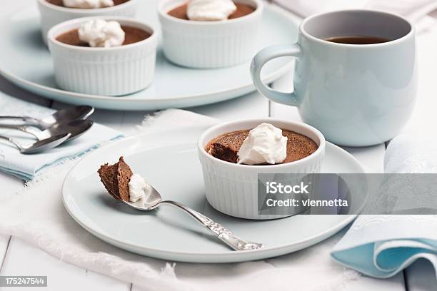 Taza De Chocolate Creme Fiesta Con Café Foto de stock y más banco de imágenes de Mousse de chocolate - Mousse de chocolate, Alimentos con una mordida, Café - Bebida