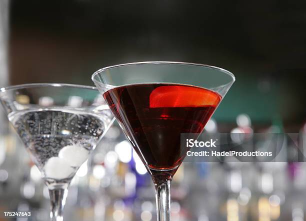 Un Martini En El Bar Se Sirve Para Foto de stock y más banco de imágenes de Bar - Bar, Bebida, Bebida alcohólica