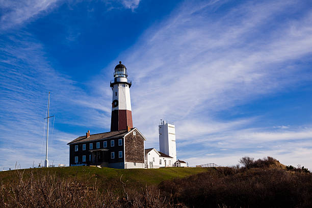 farol em montauk point, long islans. - the hamptons long island lighthouse - fotografias e filmes do acervo