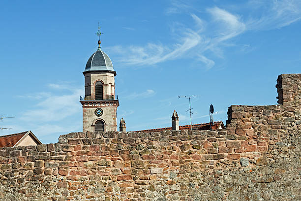 elsass-stadtmauer von saint hippolyte mit kirche tower - st hippolyte stock-fotos und bilder
