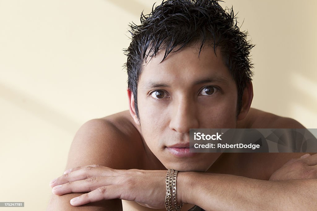 Einladende Look aus Latino-Mann - Lizenzfrei Begehren Stock-Foto