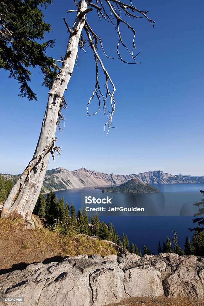 Crater Lake e Isola di mago - Foto stock royalty-free di Acqua