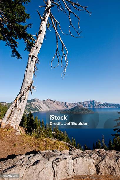 Вулканическое Озеро И Wizard Остров — стоковые фотографии и другие картинки Extinct Volcano - Extinct Volcano, Wizard Island, Без людей