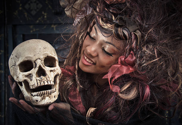 bruxa segurando um crânio - witch voodoo smiling bizarre - fotografias e filmes do acervo
