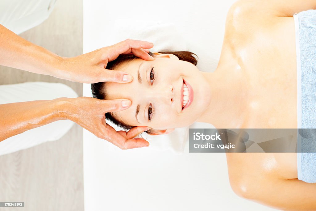 Junge Frau Genießen Sie eine Kopfmassage - Lizenzfrei Alternative Behandlungsmethode Stock-Foto