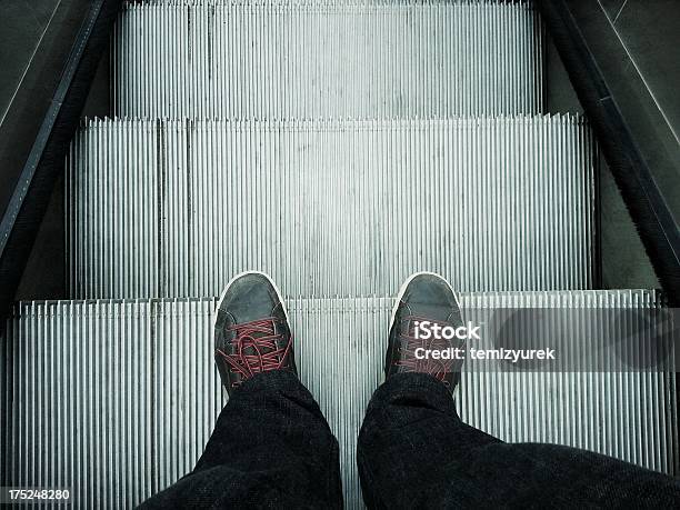 Escalera Mecánica Foto de stock y más banco de imágenes de Actividad - Actividad, Aeropuerto, Aire libre