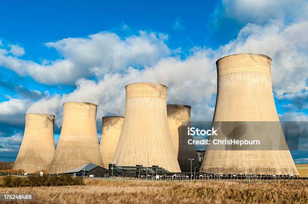 Photo libre de droit de Grandes Tours De Refroidissement De La Centrale Électrique banque d'images et plus d'images libres de droit de Bleu