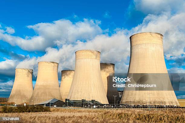 冷却タワー大型発電所 - イギリスのストックフォトや画像を多数ご用意 - イギリス, カラー画像, ノッティンガム
