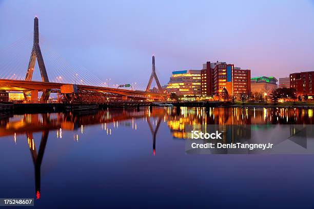 Leonard P Zakim Bunker Hill Bridge - zdjęcia stockowe i więcej obrazów Boston - Stan Massachusetts - Boston - Stan Massachusetts, Leonard P. Zakim Bunker Hill Bridge, North End