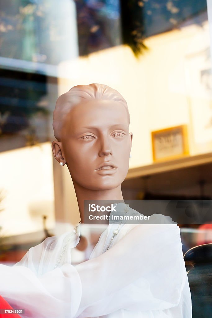 Nahaufnahme moderne weibliche Schaufensterpuppe mit weißen Bluse - Lizenzfrei Auslage Stock-Foto
