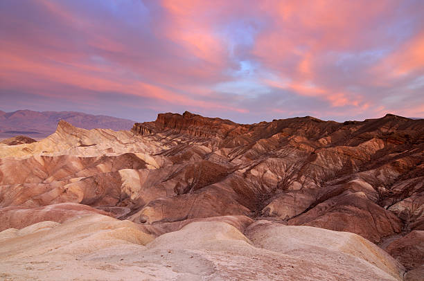 paisagem de zabriskie point com brilhante rosa do céu - awe death valley desert sandstone sunrise imagens e fotografias de stock