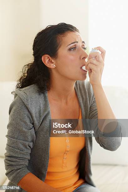 Außer Atem Geraten Stockfoto und mehr Bilder von Asthmainhalator - Asthmainhalator, Asthmatisch, Atemhilfe