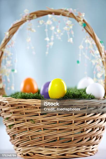Easter Eggs In Basket Stockfoto und mehr Bilder von April - April, Beige, Bildschärfe