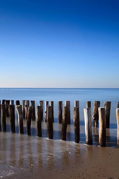 스택스 깨는 한 압살했다 귀하와 함께 네덜란드 코스트 - horizon over water blurred motion long exposure zeeland 뉴스 사진 이미지