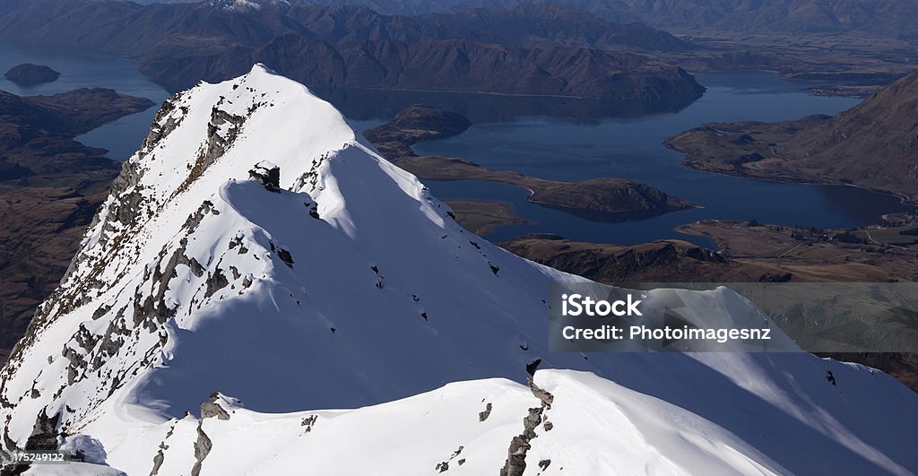 Catena di montagne con Lago Wanaka oltre, Nuova Zelanda - Foto stock royalty-free di Ambientazione esterna