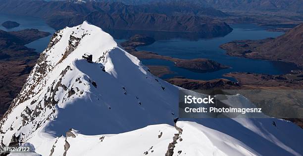 Catena Di Montagne Con Lago Wanaka Oltre Nuova Zelanda - Fotografie stock e altre immagini di Ambientazione esterna