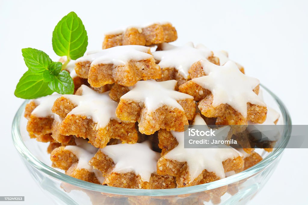 Galletas de Navidad en bowl - Foto de stock de Al horno libre de derechos