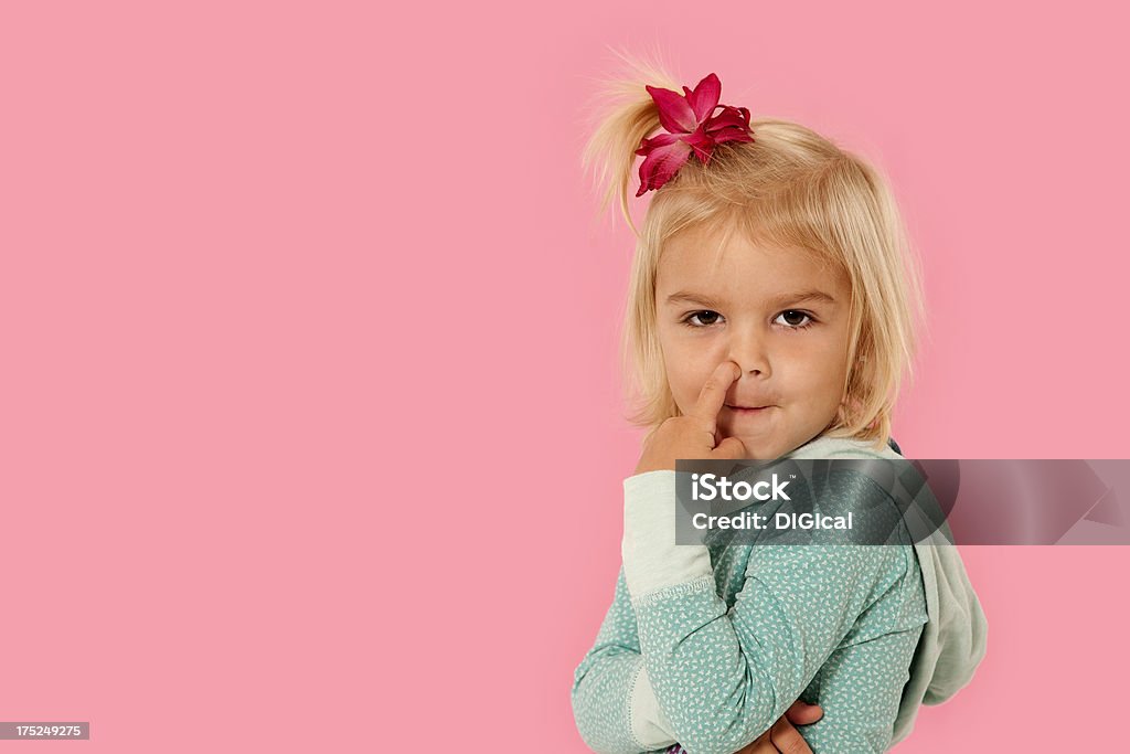 Menina escolher seu nariz - Royalty-free 2-3 Anos Foto de stock