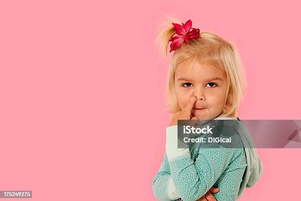 Menina Escolher Seu Nariz - Fotografias de stock e mais imagens de 2-3 Anos - 2-3 Anos, 2000-2009, Aluno de Jardim de Infância