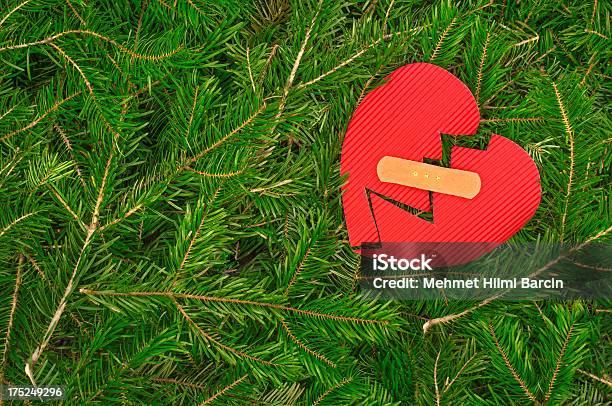 Corazón Roto Foto de stock y más banco de imágenes de Navidad - Navidad, Símbolo en forma de corazón, Botiquín de primeros auxilios