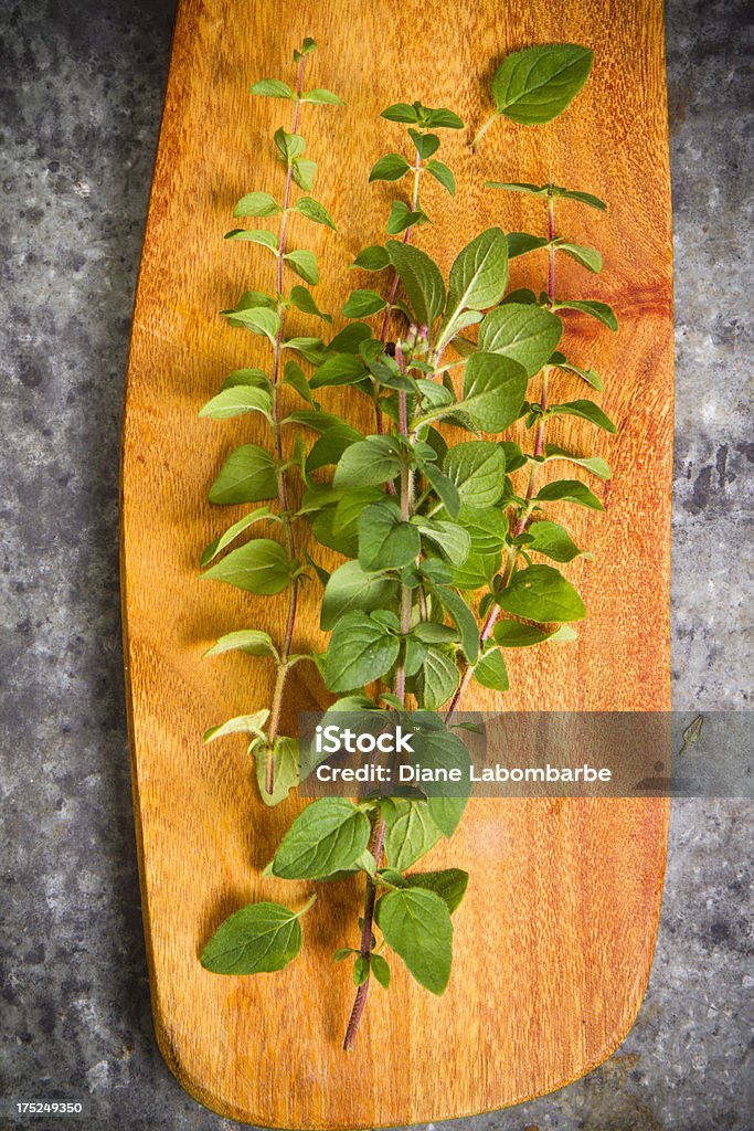 Orégano en tabla de cortar - Foto de stock de Alimento libre de derechos