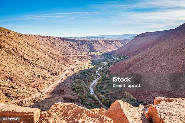 Villaggio Di Valle Ounila Tra Telouet E Ait Benhaddou Marocco - Fotografie stock e altre immagini di Adobe