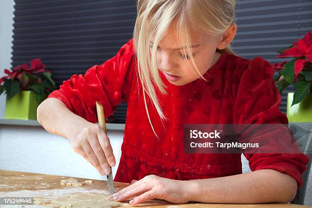 Menina Bicarbonatocookies - Fotografias de stock e mais imagens de 8-9 Anos - 8-9 Anos, Bolacha, Cabelo Comprido