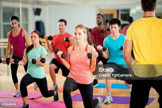 Fitness Klasy - zdjęcia stockowe i więcej obrazów 20-29 lat - 20-29 lat, 30-39 lat, Afroamerykanin