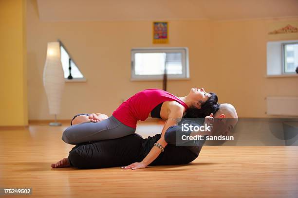 Partner Di Yoga - Fotografie stock e altre immagini di Yoga a coppie - Yoga a coppie, Adulto, Adulto di mezza età