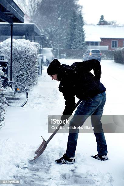 Mann B Beim Schneeschaufeln Auf Gehweg Stockfoto und mehr Bilder von Schneeschaufel - Schneeschaufel, Aktivitäten und Sport, Arbeiten