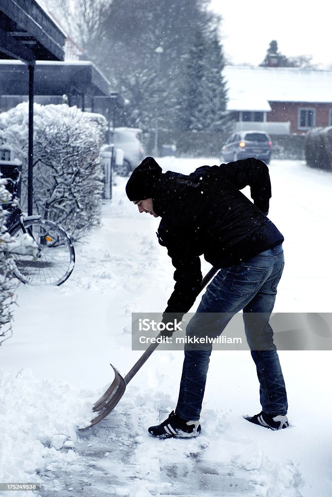 Homem shoveling Neve no passeio - Royalty-free Pá para neve Foto de stock