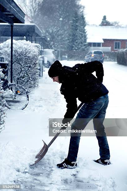 Homem Shoveling Neve No Passeio - Fotografias de stock e mais imagens de Pá para neve - Pá para neve, 30-39 Anos, Adulto