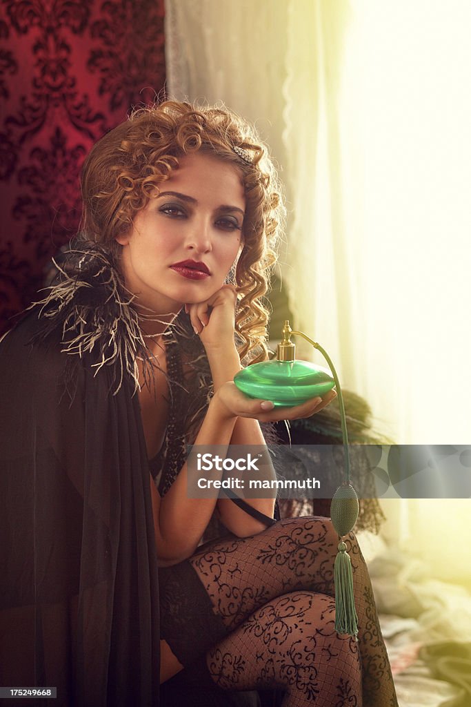 Jovem mulher com frasco de perfume - Royalty-free Estilo retro Foto de stock