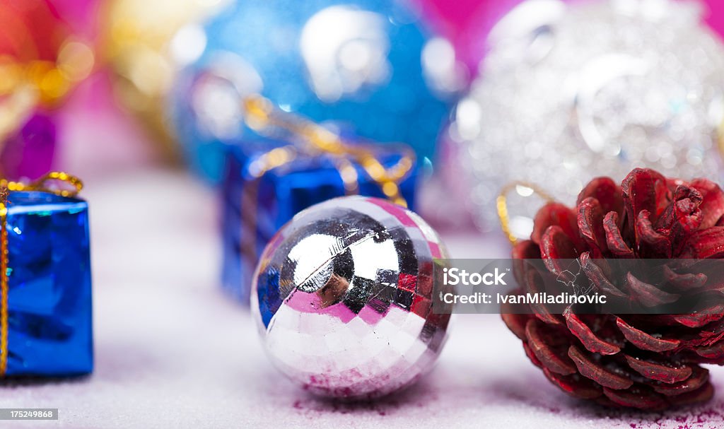 Ballon argent avec décorations de Noël - Photo de Blanc libre de droits