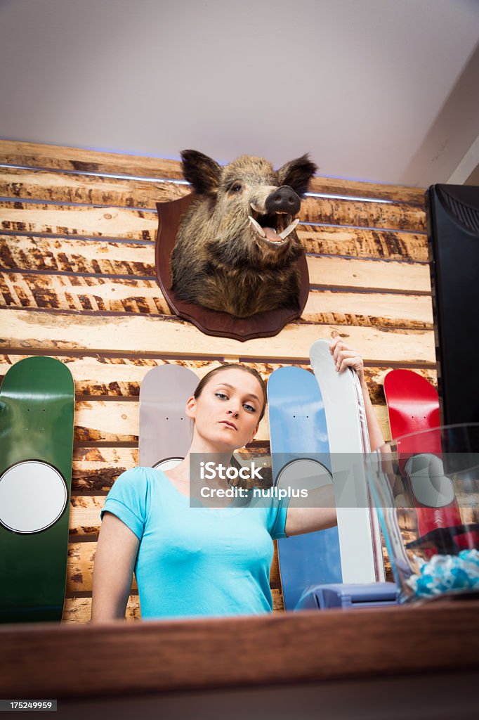 Продавец стоя на Кассовый аппарат в лыжный магазин - Стоковые фото В помещении роялти-фри