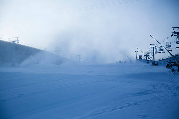 neve fazer no céu resort - snow mashine sky landscape hill imagens e fotografias de stock