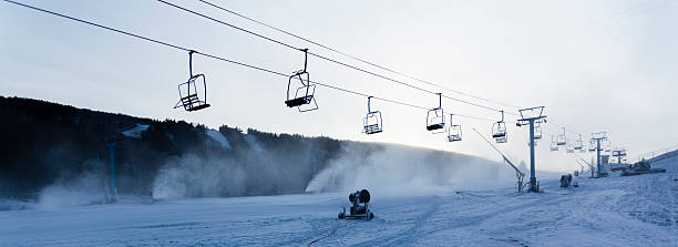 máquina de neve artificial na estância de esqui - snow mashine sky landscape hill imagens e fotografias de stock