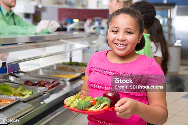 Engraçado Criança De Escola Primária Menina Escolher Alimentos Saudáveis Na Escola Cantina - Fotografias de stock e mais imagens de Merenda Escolar