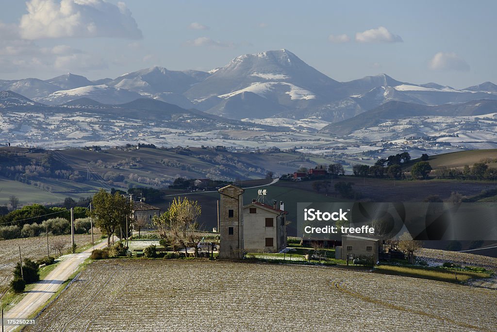 País casa en la colina - Foto de stock de Aire libre libre de derechos