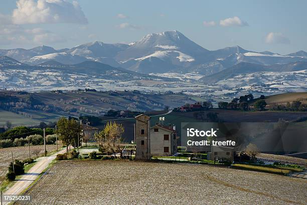 País Casa En La Colina Foto de stock y más banco de imágenes de Aire libre - Aire libre, Ajardinado, Apeninos